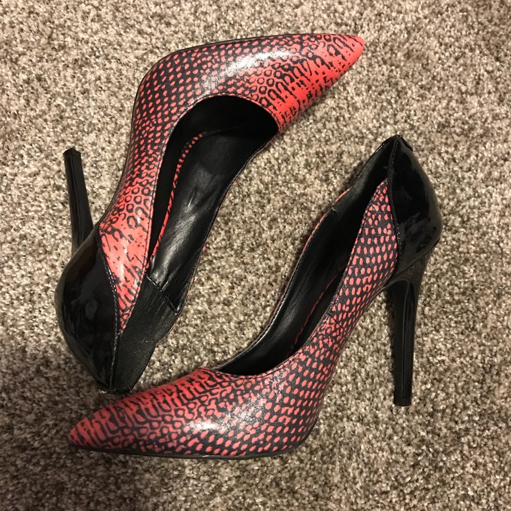 Guess pumps
